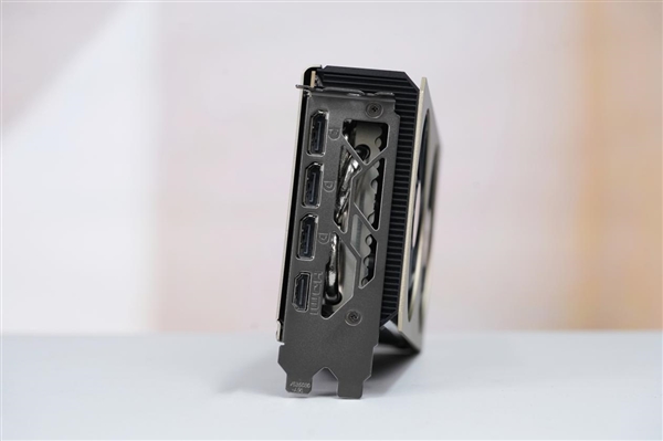 精致香槟金！微星RTX 5060 Ti 16GB硬派师显卡图赏