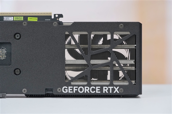 拉丝工艺精致典雅！映众RTX 5060 Ti曜夜8GB显卡图赏