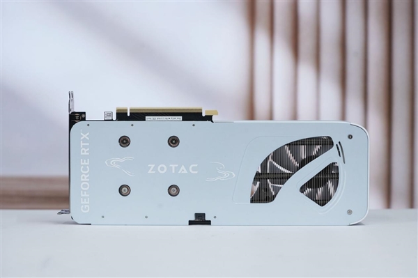 温润如玉！索泰RTX 5060 Ti 8GB月白显卡图赏