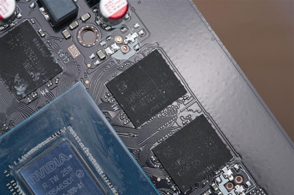 拉丝工艺精致典雅！映众RTX 5060 Ti曜夜8GB显卡图赏