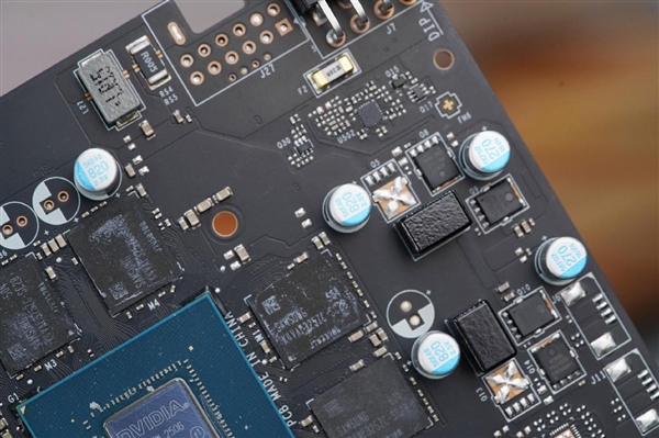 精致香槟金！微星RTX 5060 Ti 16GB硬派师显卡图赏