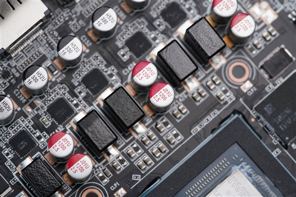 温润如玉！索泰RTX 5060 Ti 8GB月白显卡图赏