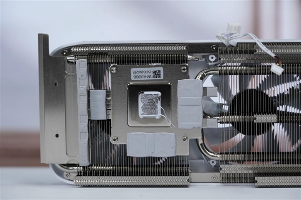 温润如玉！索泰RTX 5060 Ti 8GB月白显卡图赏