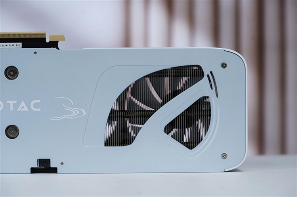 温润如玉！索泰RTX 5060 Ti 8GB月白显卡图赏