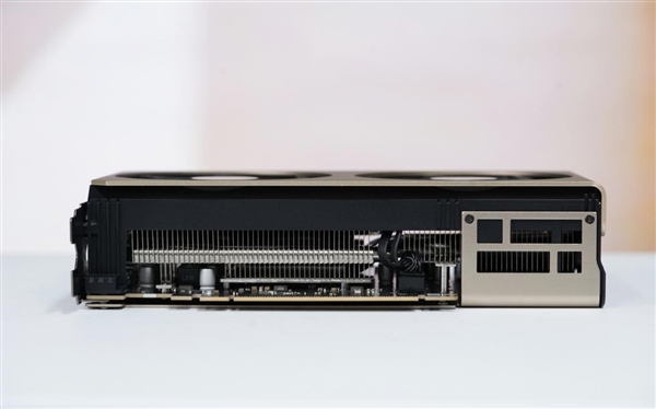 精致香槟金！微星RTX 5060 Ti 16GB硬派师显卡图赏