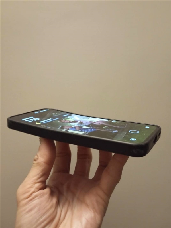 究极耐摔！小米13从33楼掉到电梯井竟奇迹生还：触屏都还能用