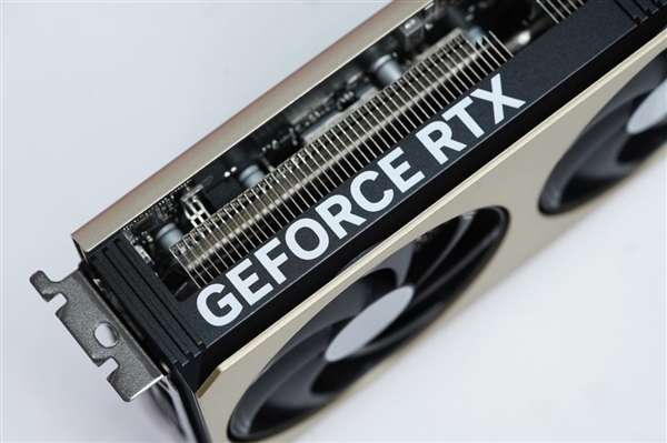精致香槟金！微星RTX 5060 Ti 16GB硬派师显卡图赏