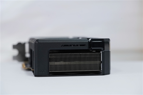 小巧双拼色！华硕RTX 5060 Ti DUAL OC 8GB显卡图赏