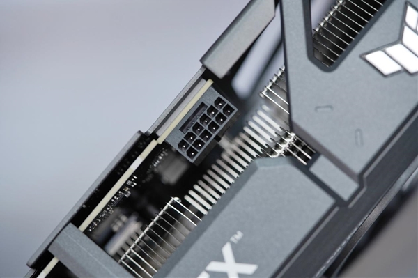 硬派电竞风！华硕RTX 5060 Ti TUF GAMING显卡图赏