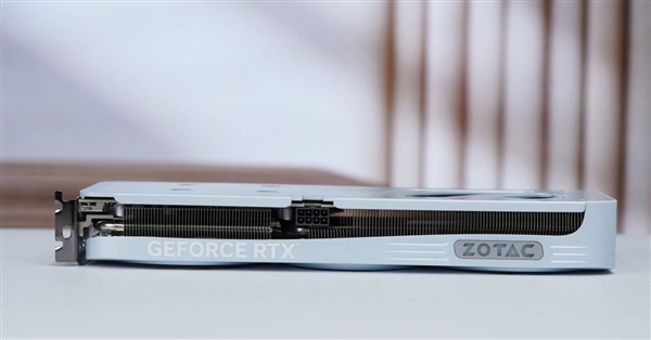 温润如玉！索泰RTX 5060 Ti 8GB月白显卡图赏