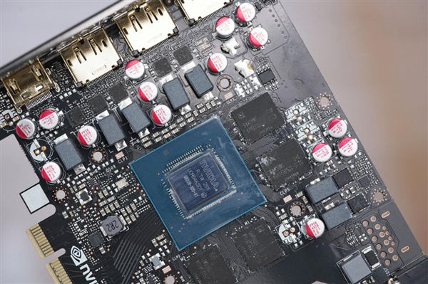 拉丝工艺精致典雅！映众RTX 5060 Ti曜夜8GB显卡图赏