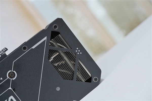 小巧双拼色！华硕RTX 5060 Ti DUAL OC 8GB显卡图赏