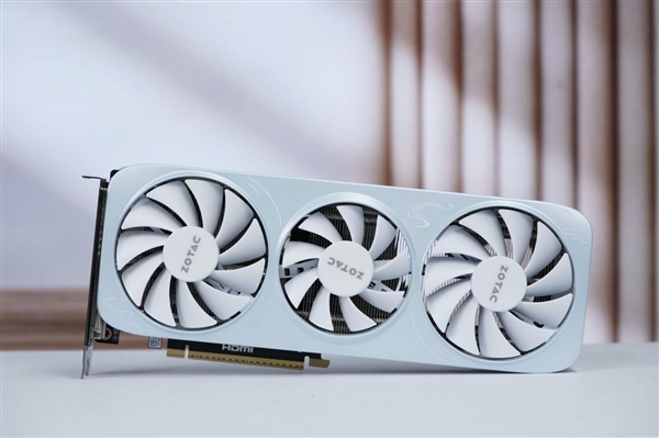 温润如玉！索泰RTX 5060 Ti 8GB月白显卡图赏