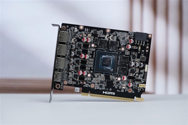 温润如玉！索泰RTX 5060 Ti 8GB月白显卡图赏