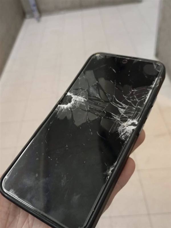 究极耐摔！小米13从33楼掉到电梯井竟奇迹生还：触屏都还能用