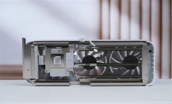 温润如玉！索泰RTX 5060 Ti 8GB月白显卡图赏