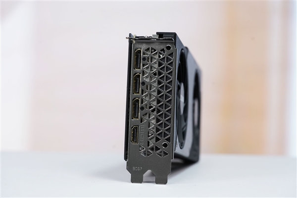 拉丝工艺精致典雅！映众RTX 5060 Ti曜夜8GB显卡图赏