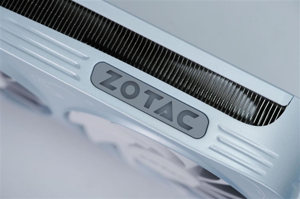 温润如玉！索泰RTX 5060 Ti 8GB月白显卡图赏