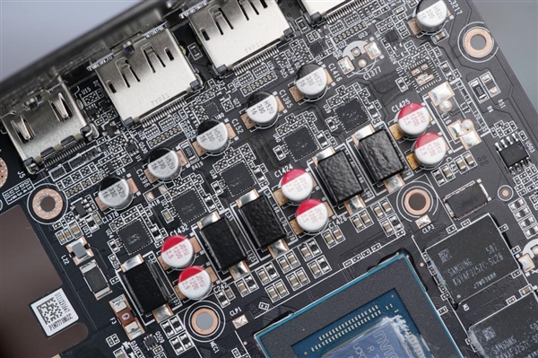 温润如玉！索泰RTX 5060 Ti 8GB月白显卡图赏