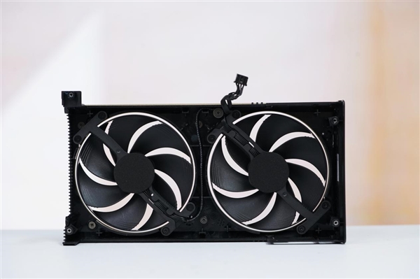 精致香槟金！微星RTX 5060 Ti 16GB硬派师显卡图赏