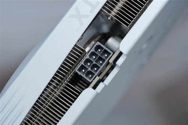 温润如玉！索泰RTX 5060 Ti 8GB月白显卡图赏