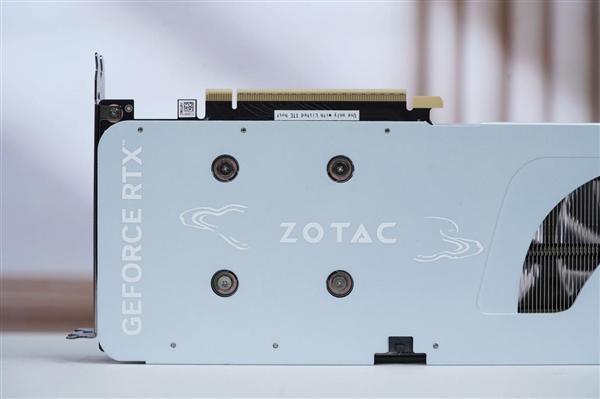 温润如玉！索泰RTX 5060 Ti 8GB月白显卡图赏