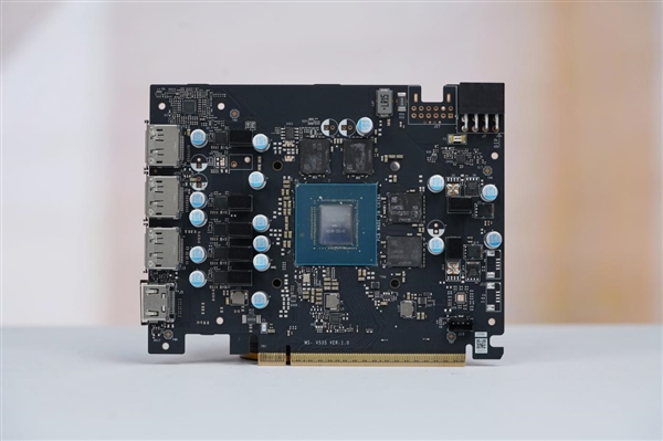 精致香槟金！微星RTX 5060 Ti 16GB硬派师显卡图赏