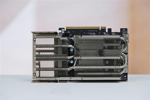 精致香槟金！微星RTX 5060 Ti 16GB硬派师显卡图赏