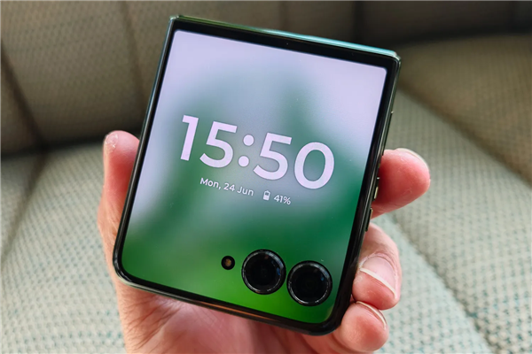 联想moto razr 60系列官宣：全球首款骁龙8至尊版小折叠