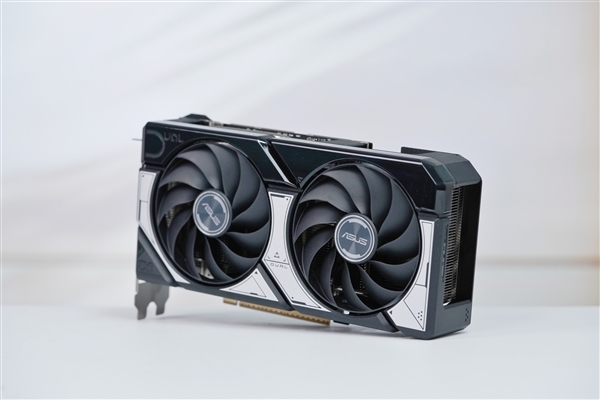 RTX 5060 Ti 8GB和16GB性能差多少：跑分差不多、游戏差距明显