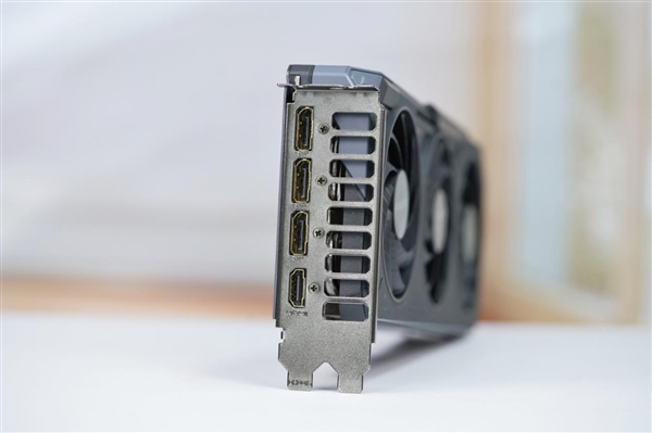 巧妙滑块设计！技嘉RTX 5060 Ti GAMING OC 16GB魔鹰图赏