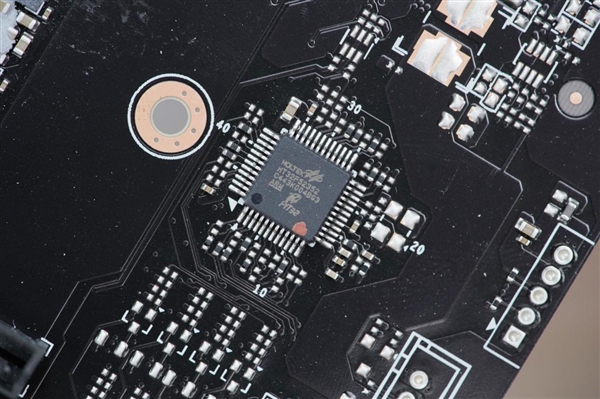 巧妙滑块设计！技嘉RTX 5060 Ti GAMING OC 16GB魔鹰图赏