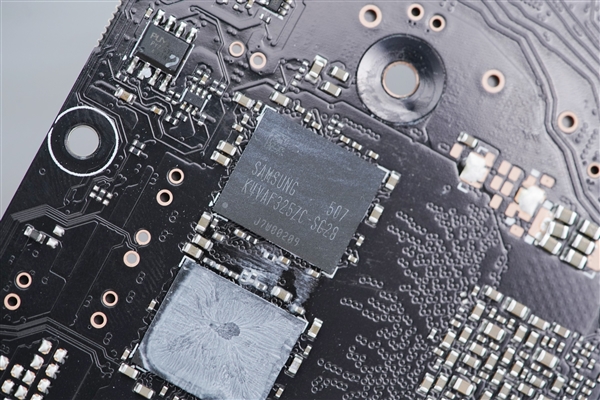 巧妙滑块设计！技嘉RTX 5060 Ti GAMING OC 16GB魔鹰图赏