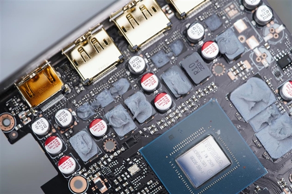 巧妙滑块设计！技嘉RTX 5060 Ti GAMING OC 16GB魔鹰图赏