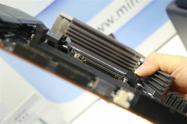 倒反天罡了！AMD锐龙9 9955HX游戏本CPU又被搬回桌面