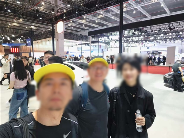 雷军最新发声：小米上海车展每天送5000顶棒球帽！  