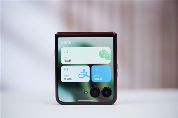 全球首款骁龙8至尊版小折叠！联想moto razr 60 Ultra图赏