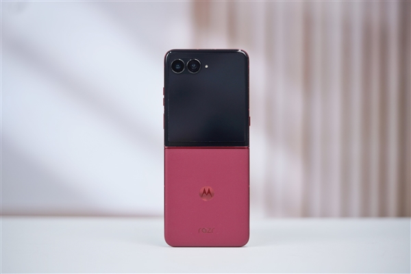 全球首款骁龙8至尊版小折叠！联想moto razr 60 Ultra图赏