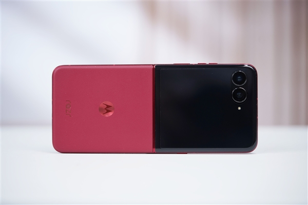 全球首款骁龙8至尊版小折叠！联想moto razr 60 Ultra图赏