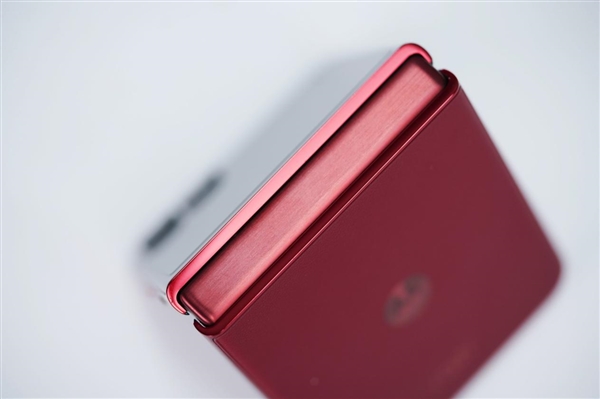 全球首款骁龙8至尊版小折叠！联想moto razr 60 Ultra图赏