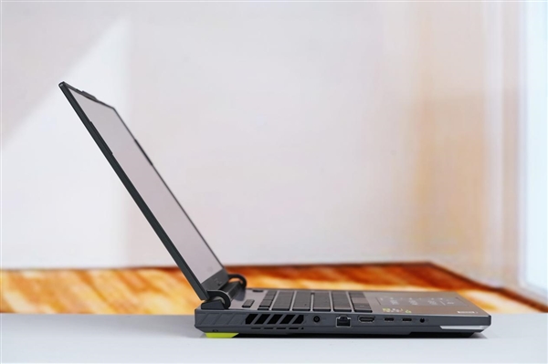 锐龙9 9955HX3D加持！ROG魔霸9笔记本图赏
