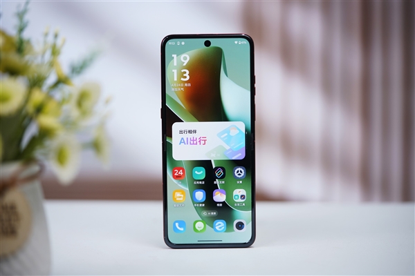 全球首款骁龙8至尊版小折叠！联想moto razr 60 Ultra图赏