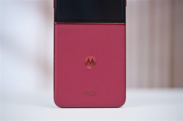 全球首款骁龙8至尊版小折叠！联想moto razr 60 Ultra图赏