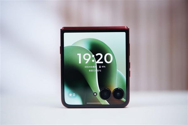 全球首款骁龙8至尊版小折叠！联想moto razr 60 Ultra图赏