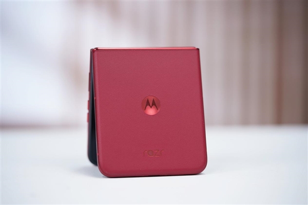 全球首款骁龙8至尊版小折叠！联想moto razr 60 Ultra图赏