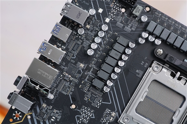 锐龙9000甜品座驾！技嘉B850M AORUS PRO WIFI7主板图赏