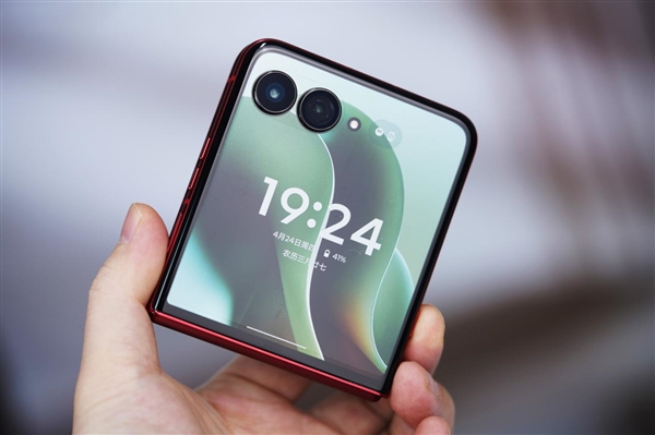 全球首款骁龙8至尊版小折叠！联想moto razr 60 Ultra图赏