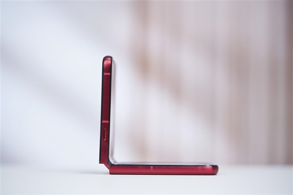 全球首款骁龙8至尊版小折叠！联想moto razr 60 Ultra图赏