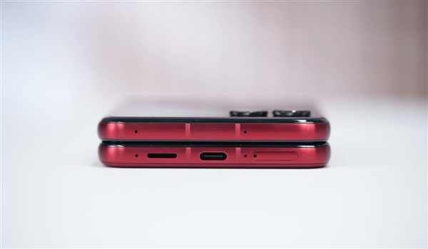 全球首款骁龙8至尊版小折叠！联想moto razr 60 Ultra图赏