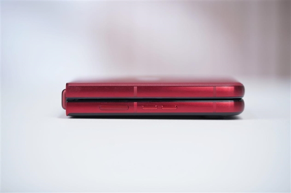 全球首款骁龙8至尊版小折叠！联想moto razr 60 Ultra图赏